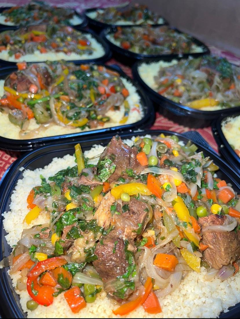 Couscous à la viande et aux légumes, préparé en portions individuelles