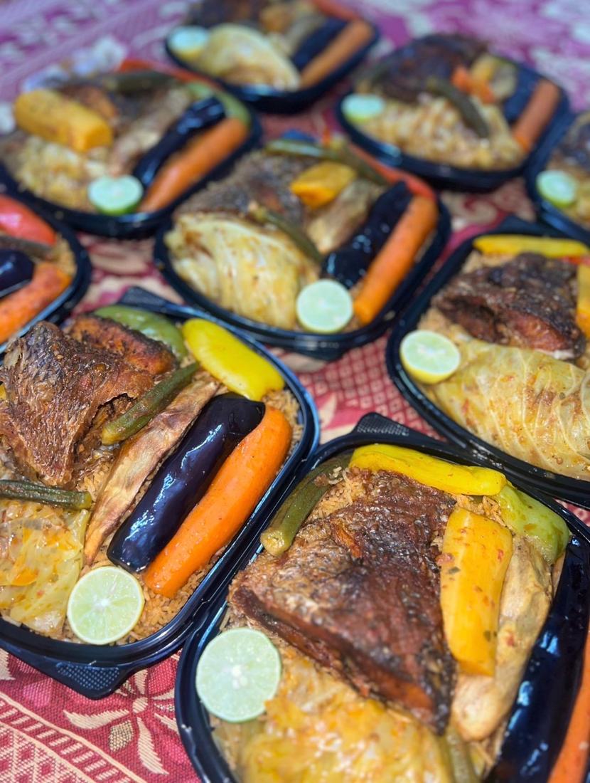 Riz au poisson avec légumes frais, préparé en portions individuelles